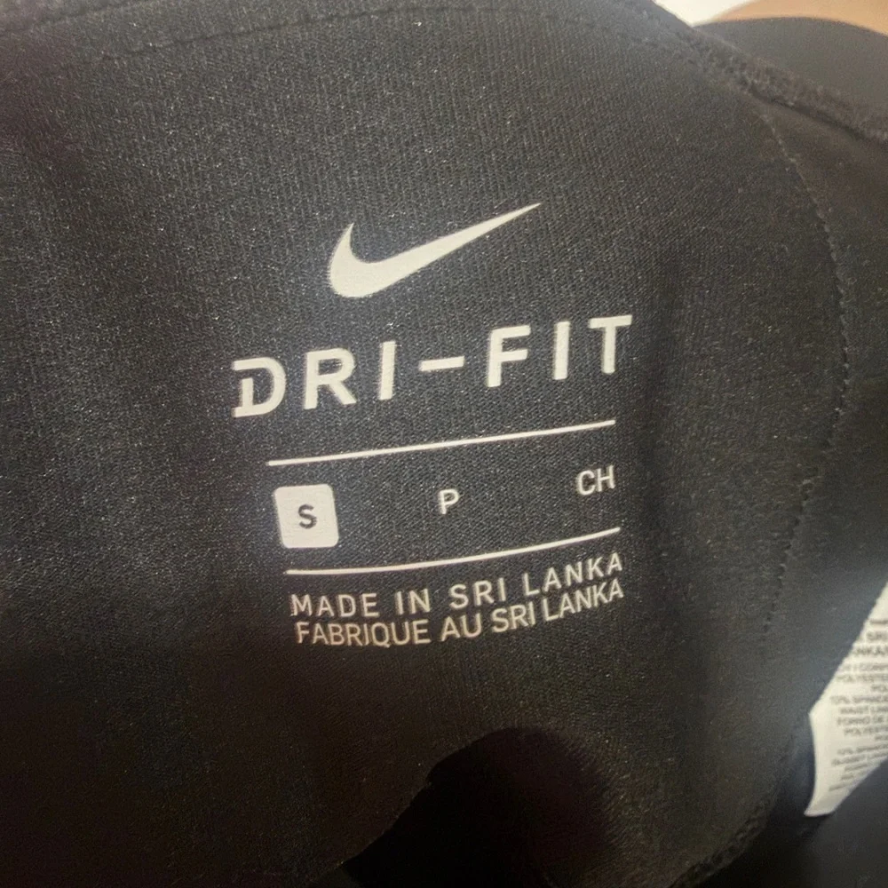 Nike Women’s Black Cropped Performance Leggings